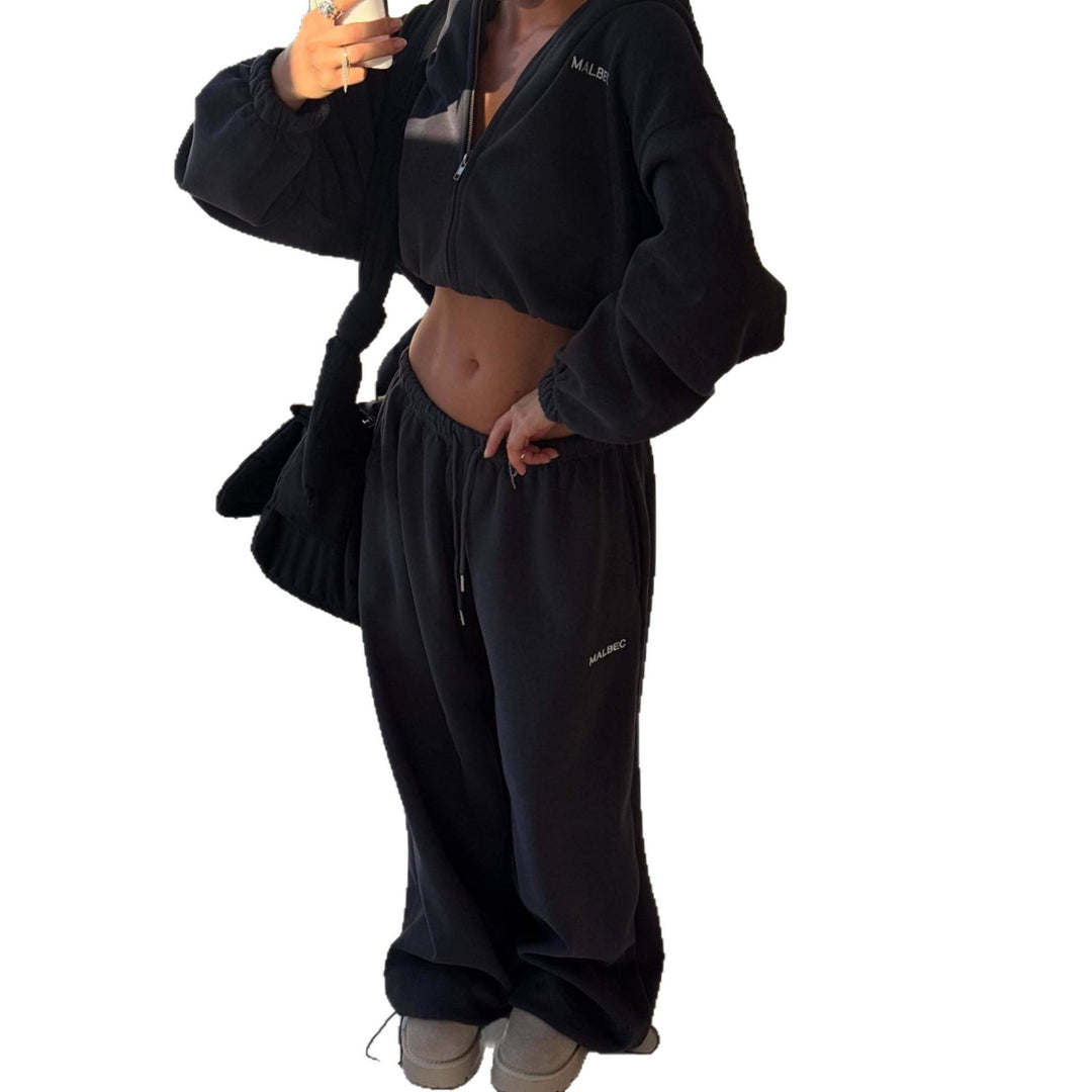 Kvinnors sportiga fritidsoutfit med kort hoodie och vida joggers Mirla-Eva Jonsson