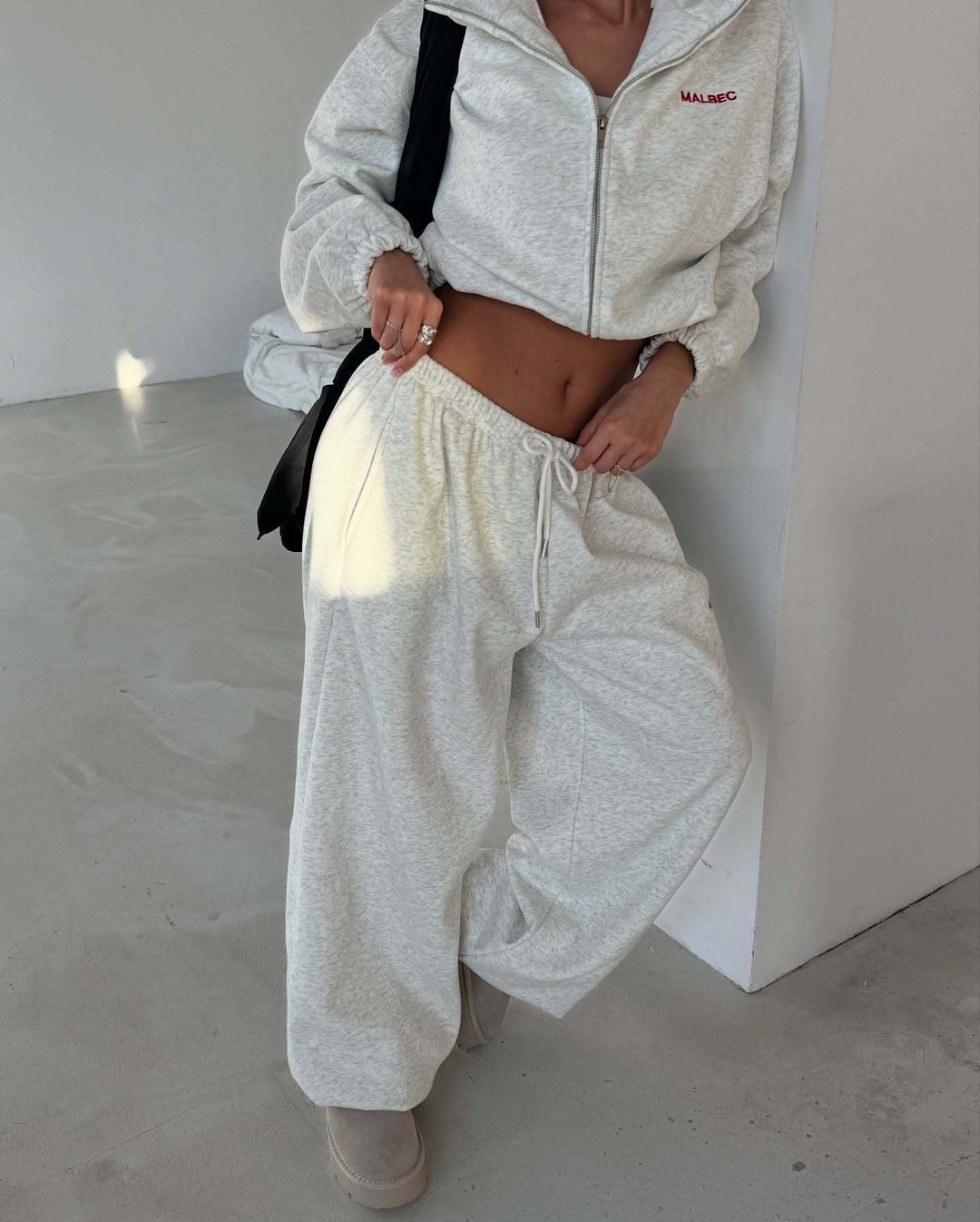 Kvinnors sportiga fritidsoutfit med kort hoodie och vida joggers Mirla-Eva Jonsson