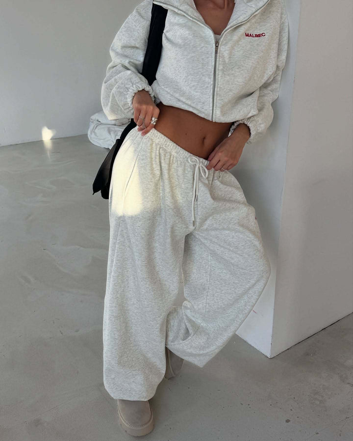 Kvinnors sportiga fritidsoutfit med kort hoodie och vida joggers Mirla-Eva Jonsson