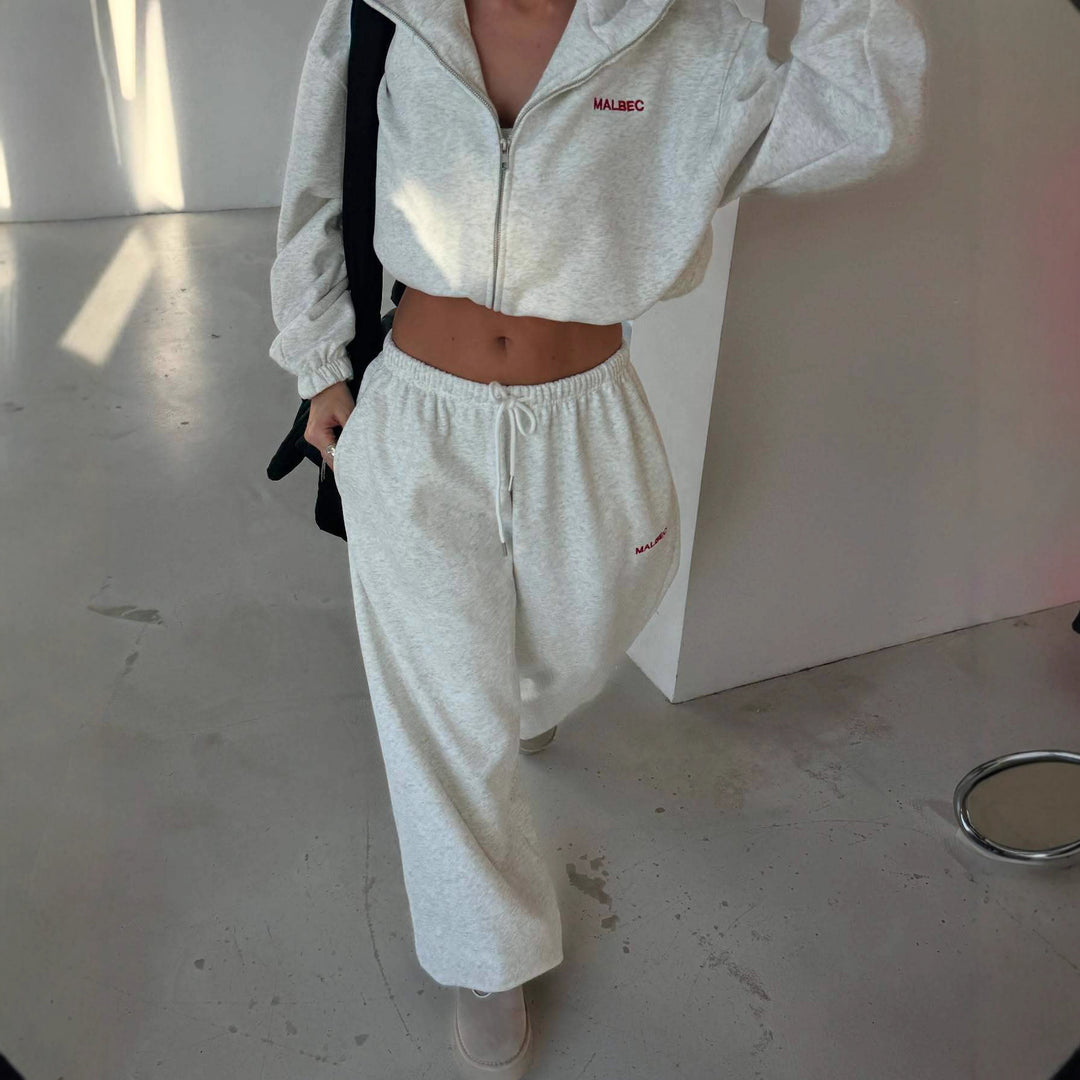 Kvinnors sportiga fritidsoutfit med kort hoodie och vida joggers Mirla-Eva Jonsson