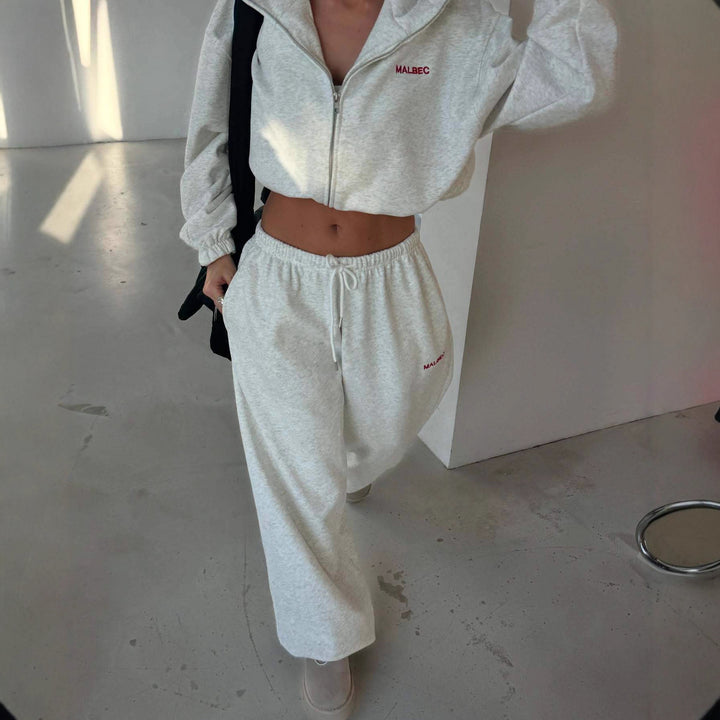 Kvinnors sportiga fritidsoutfit med kort hoodie och vida joggers Mirla-Eva Jonsson