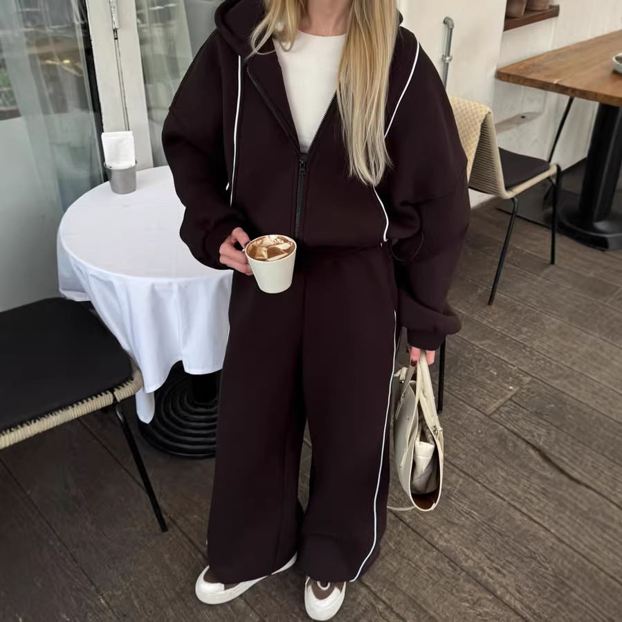 Kvinnors sportiga fritidsoutfit med lös passform och kontrasterande detaljer Mirla-Eva Jonsson