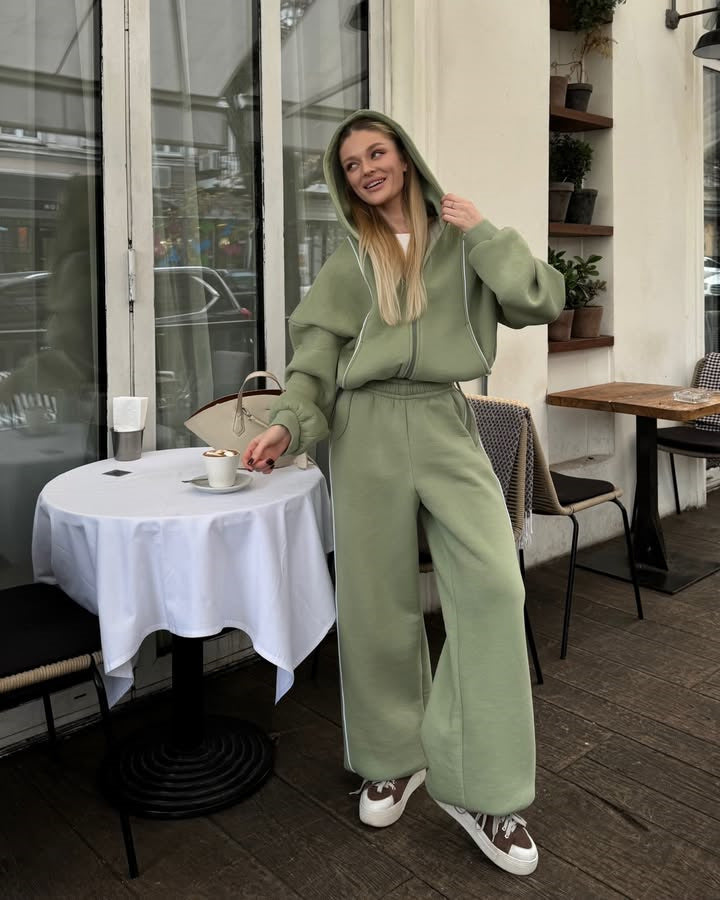 Kvinnors sportiga fritidsoutfit med lös passform och kontrasterande detaljer Mirla-Eva Jonsson