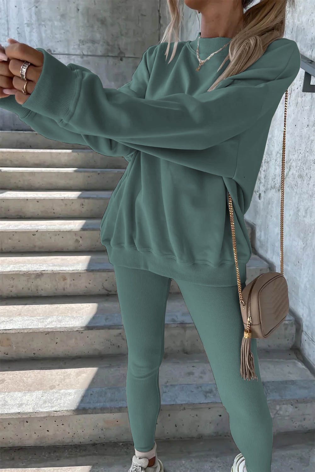 Kvinnors sportiga fritidsset med avslappnad oversized sweatshirt och figurnära leggings Mirla-Eva Jonsson