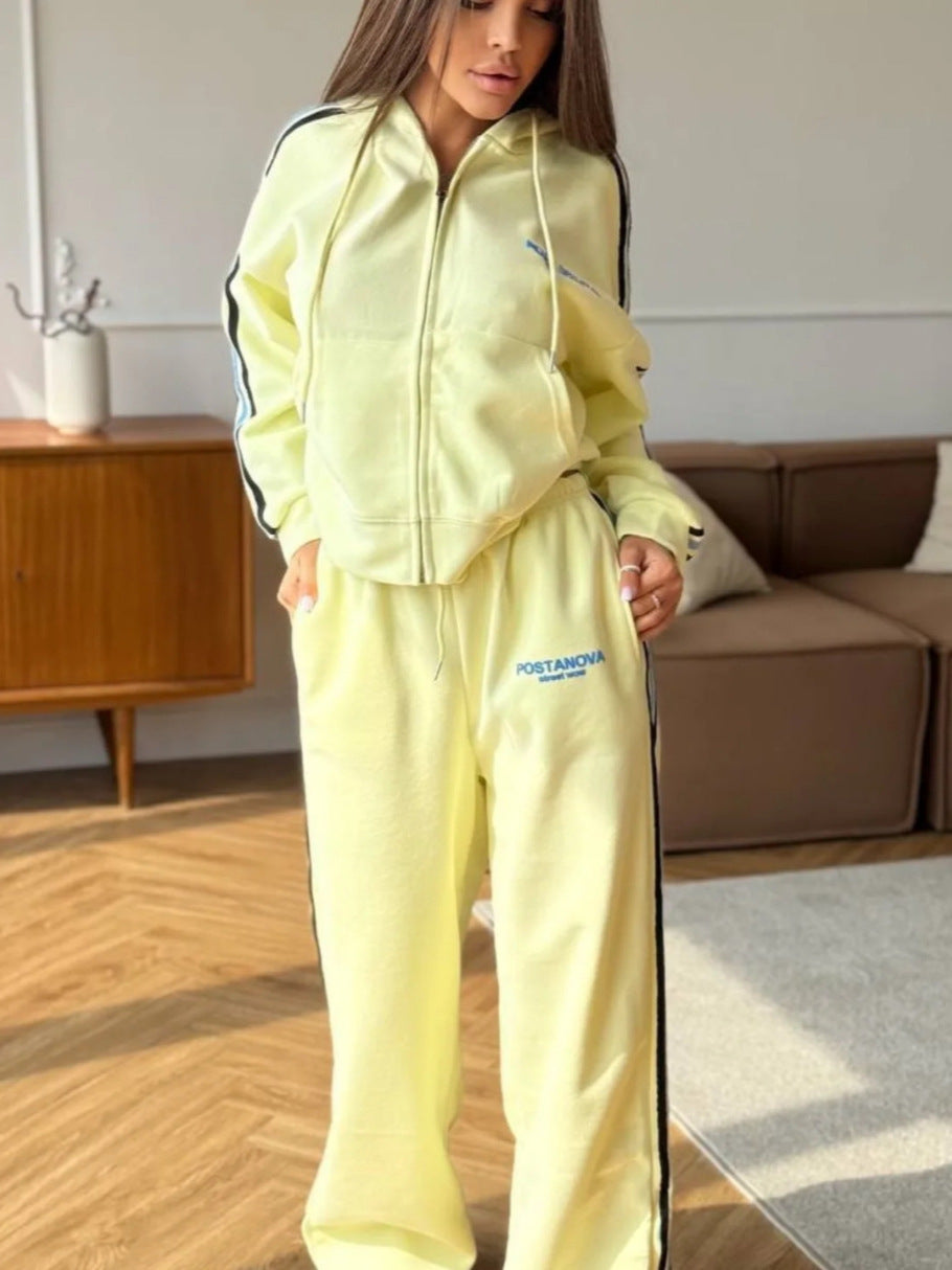 Kvinnors sportiga fritidsset med avslappnad zip hoodie och bekväma joggingbyxor Mirla-Eva Jonsson