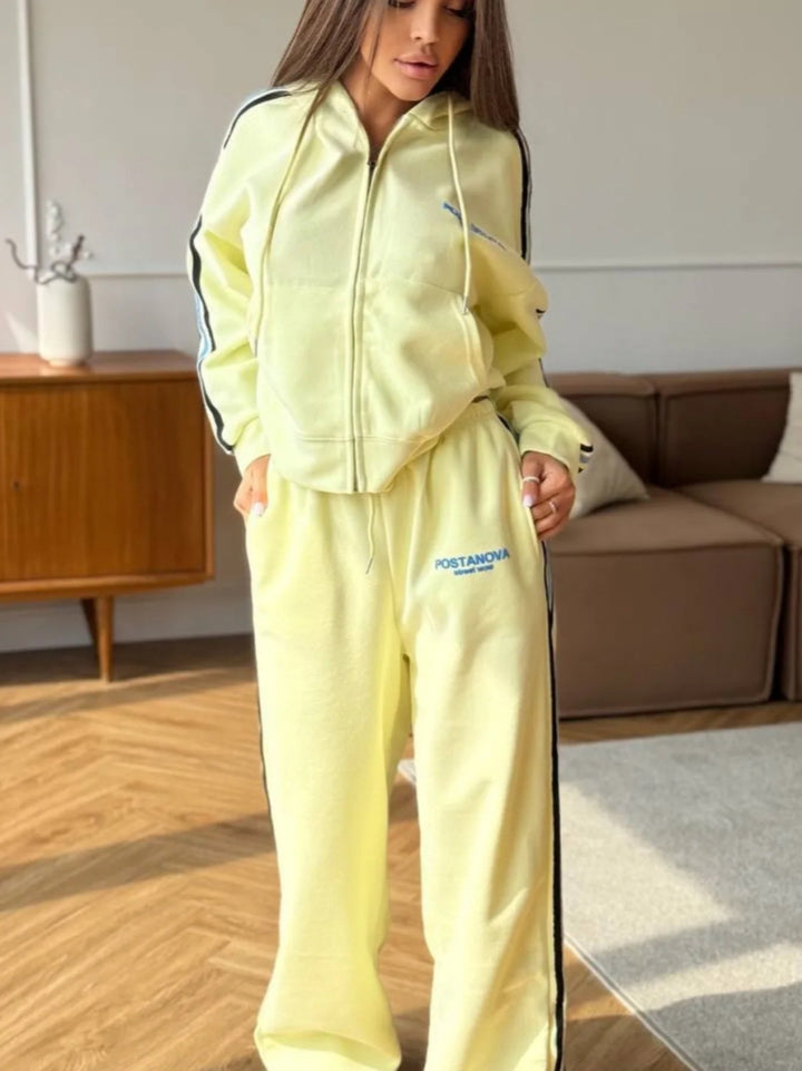 Kvinnors sportiga fritidsset med avslappnad zip hoodie och bekväma joggingbyxor Mirla-Eva Jonsson