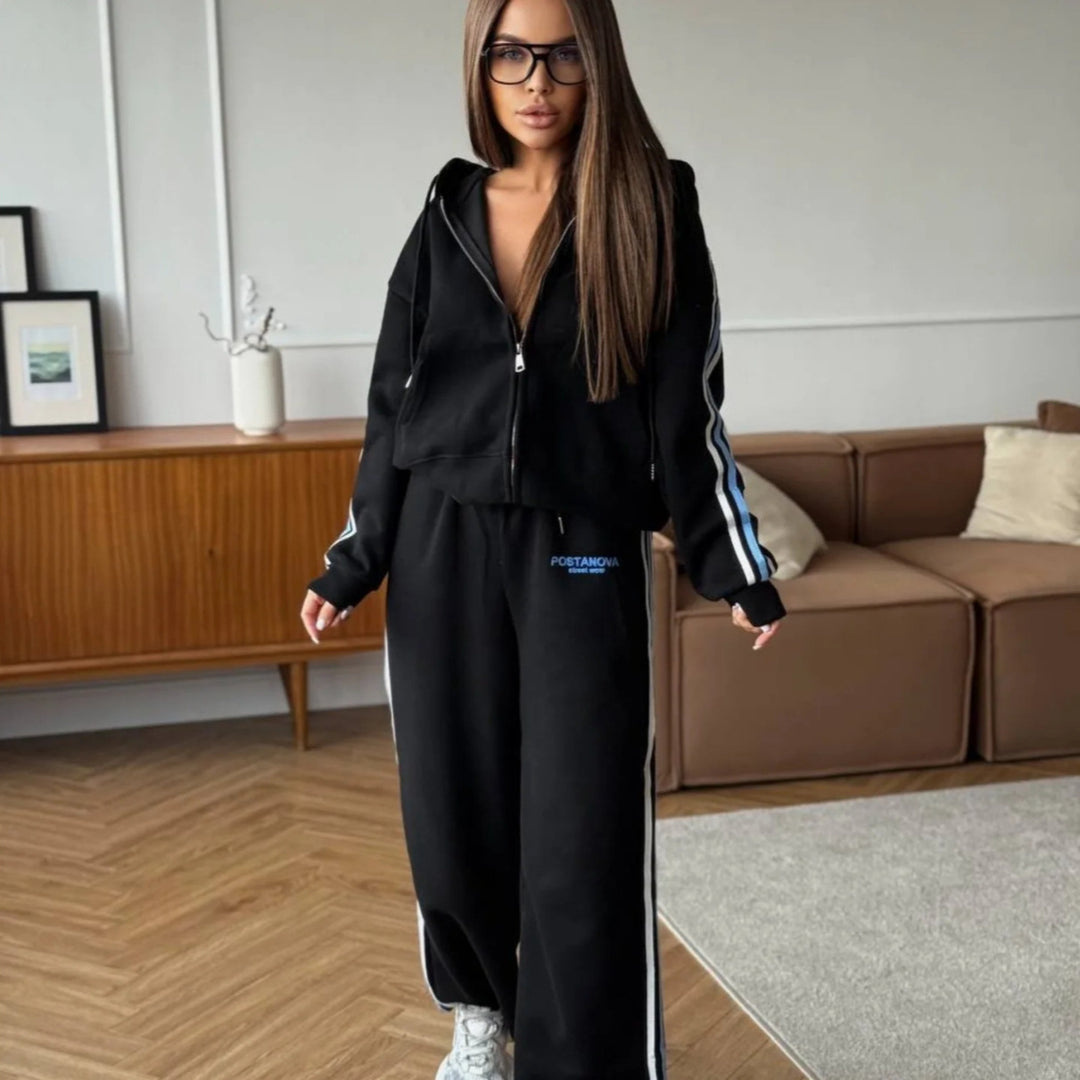 Kvinnors sportiga fritidsset med avslappnad zip hoodie och bekväma joggingbyxor Mirla-Eva Jonsson