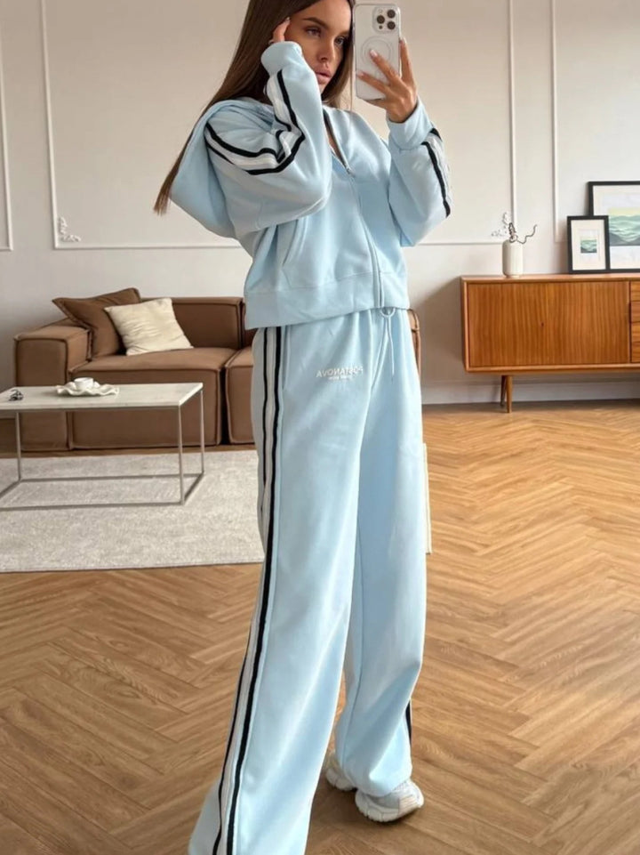 Kvinnors sportiga fritidsset med avslappnad zip hoodie och bekväma joggingbyxor Mirla-Eva Jonsson