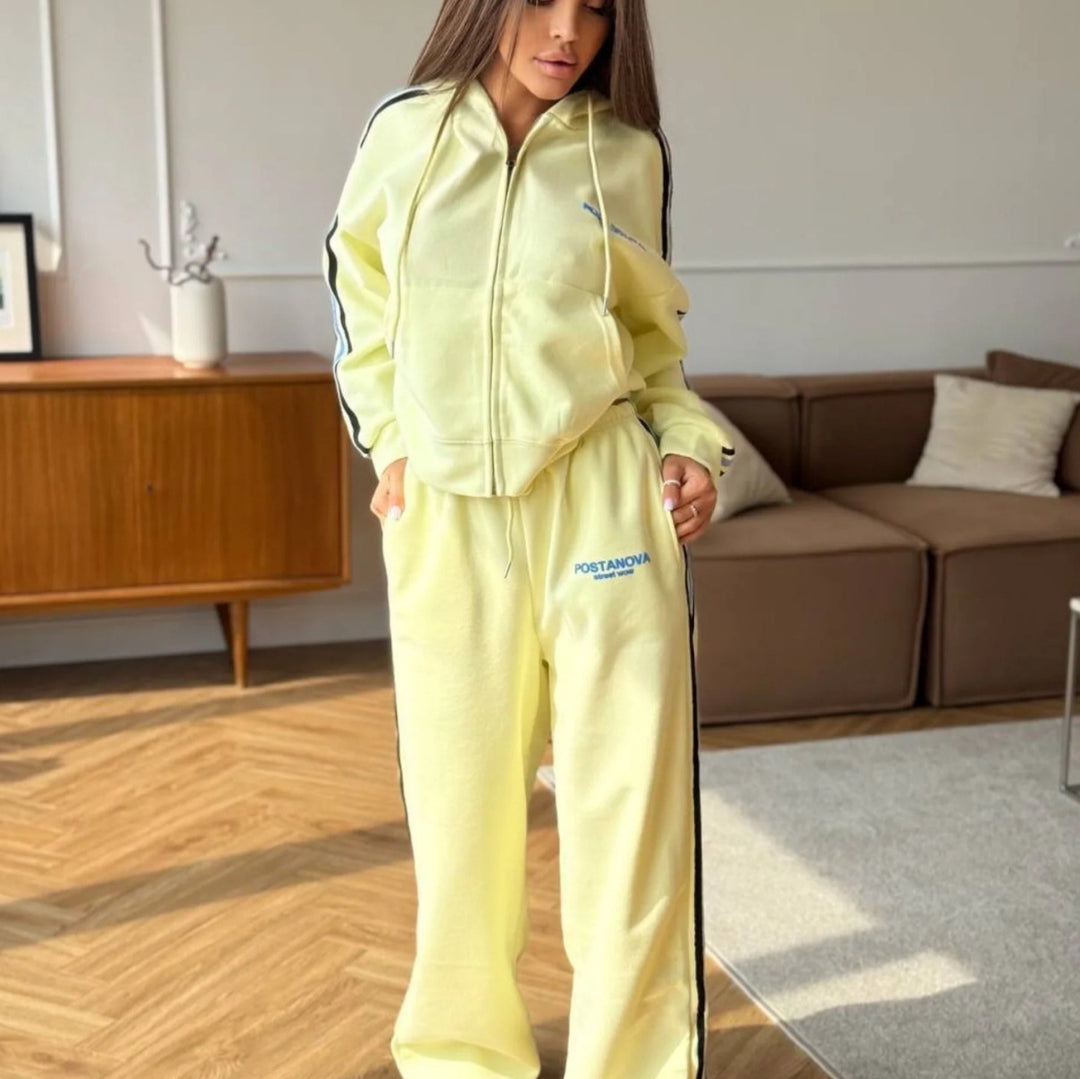 Kvinnors sportiga fritidsset med avslappnad zip hoodie och bekväma joggingbyxor Mirla-Eva Jonsson