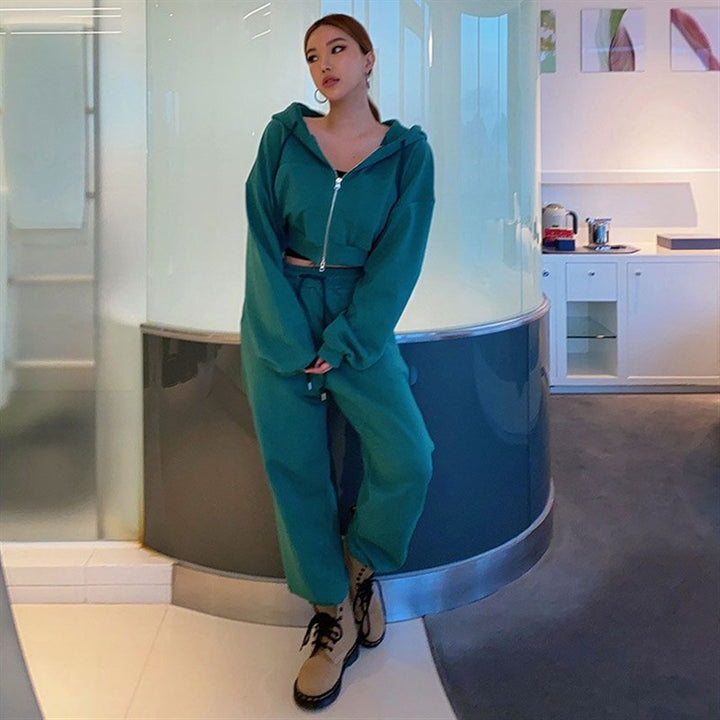 Kvinnors sportiga fritidsset med kortärmad huvtröja och joggingbyxor Mirla-Eva Jonsson