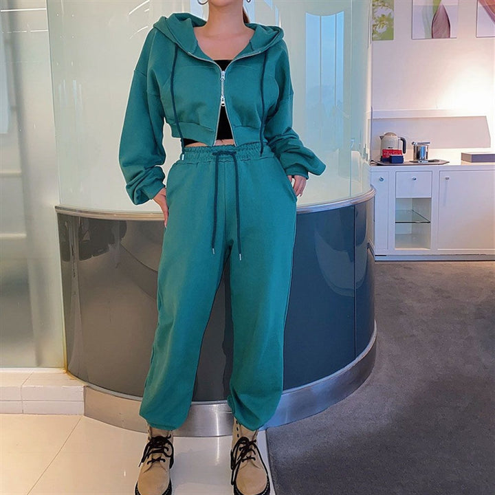 Kvinnors sportiga fritidsset med kortärmad huvtröja och joggingbyxor Mirla-Eva Jonsson