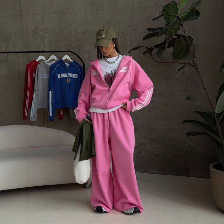 Kvinnors sportiga fritidsset med löst skuren hoodie och löst sittande byxor Mirla-Eva Jonsson