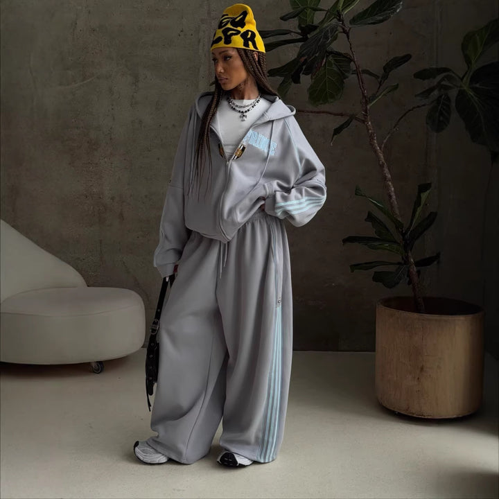 Kvinnors sportiga fritidsset med löst skuren hoodie och löst sittande byxor Mirla-Eva Jonsson