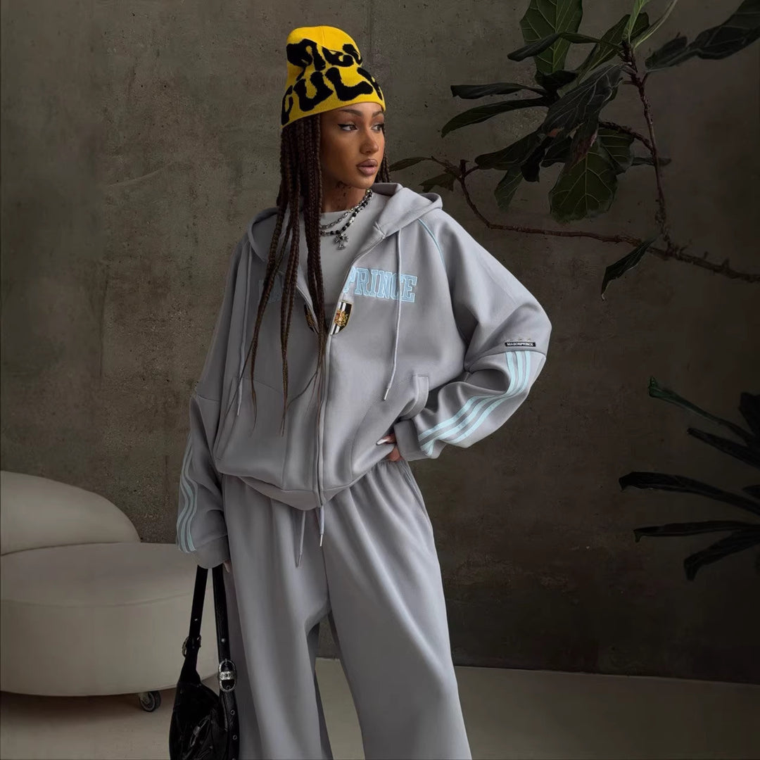 Kvinnors sportiga fritidsset med löst skuren hoodie och löst sittande byxor Mirla-Eva Jonsson