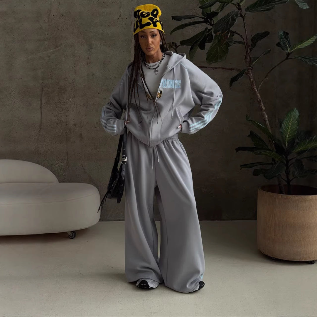 Kvinnors sportiga fritidsset med löst skuren hoodie och löst sittande byxor Mirla-Eva Jonsson