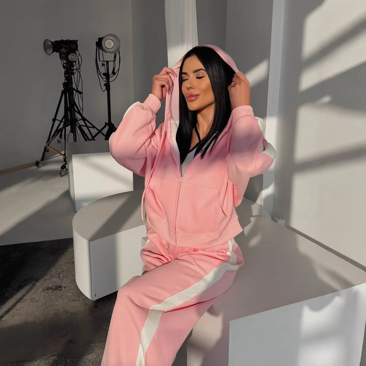 Kvinnors sportiga fritidsset med modern hoodie och bekväma joggers Mirla-Eva Jonsson