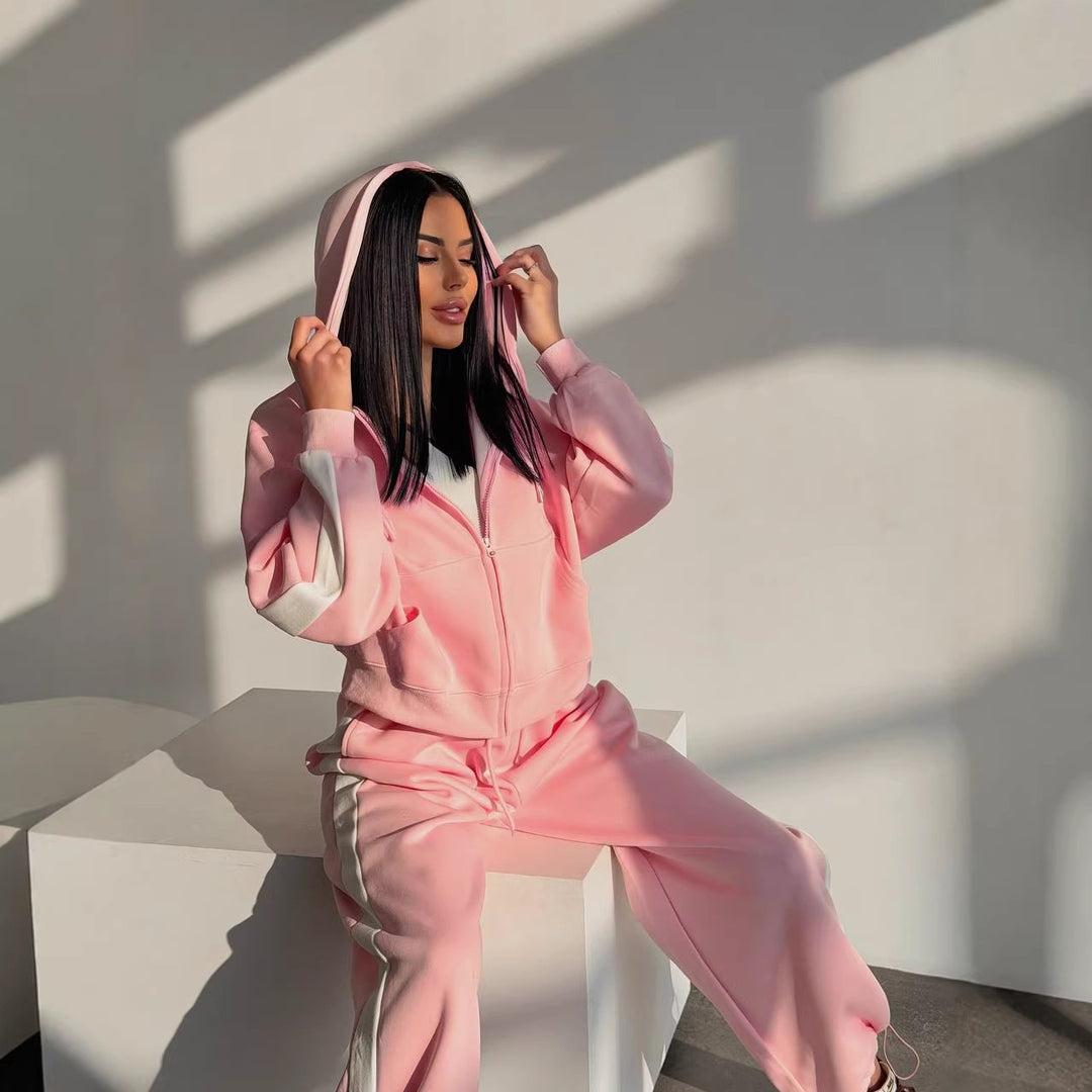 Kvinnors sportiga fritidsset med modern hoodie och bekväma joggers Mirla-Eva Jonsson