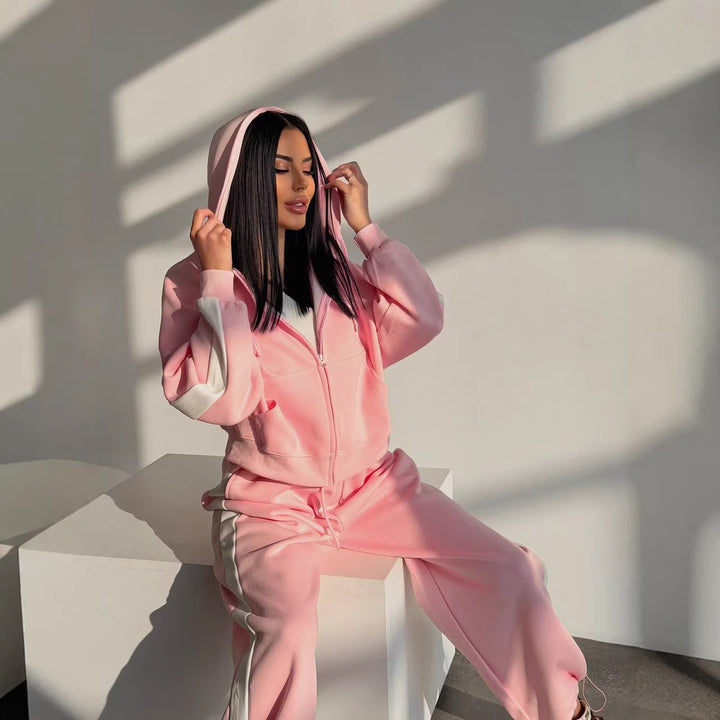 Kvinnors sportiga fritidsset med modern hoodie och bekväma joggers Mirla-Eva Jonsson