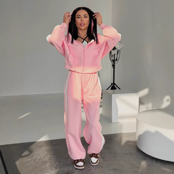 Kvinnors sportiga fritidsset med modern hoodie och bekväma joggers Mirla-Eva Jonsson