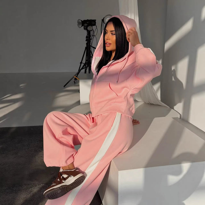 Kvinnors sportiga fritidsset med modern hoodie och bekväma joggers Mirla-Eva Jonsson