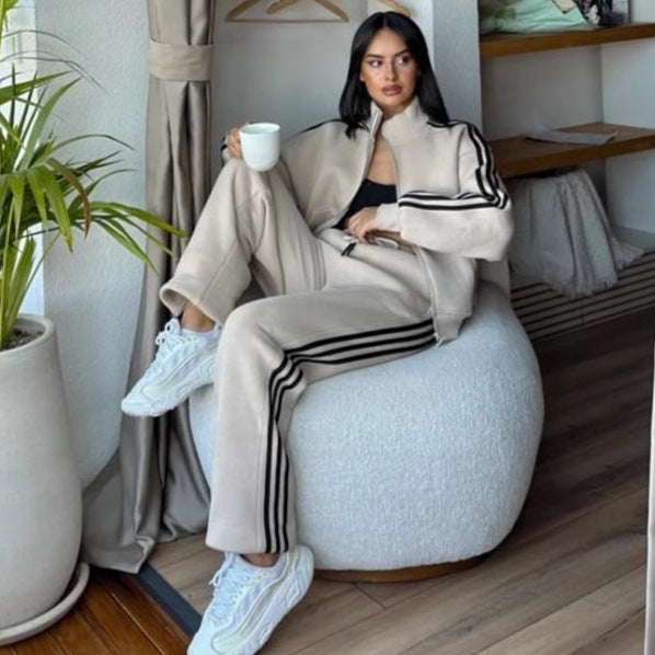 Kvinnors sportiga fritidsset med vadderad jacka och elastiska byxor Mirla-Eva Jonsson
