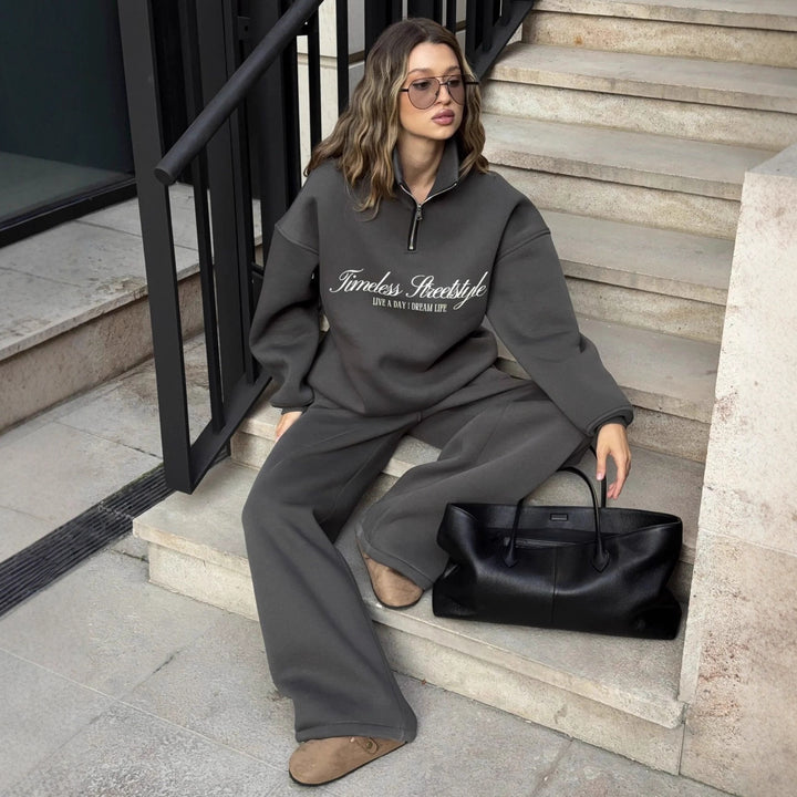 Kvinnors sportiga halvärmad pullover med hel dragkedja och oversize passform-Eva Jonsson
