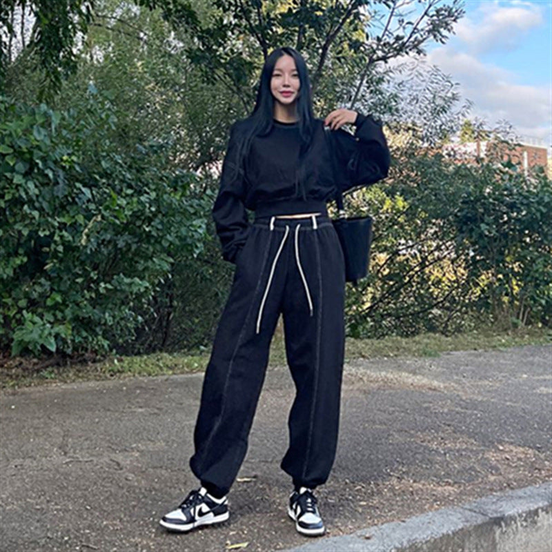 Kvinnors sportiga hemmakläder set med avslappnad hoodie och bekväma byxor Mirla-Eva Jonsson