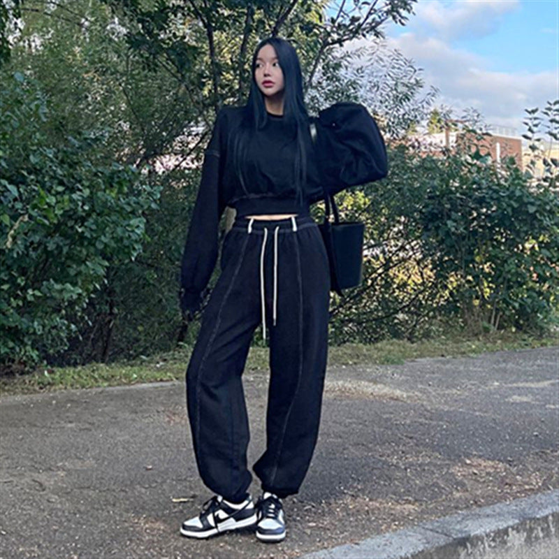 Kvinnors sportiga hemmakläder set med avslappnad hoodie och bekväma byxor Mirla-Eva Jonsson