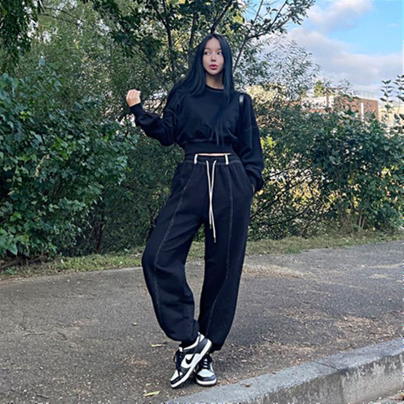 Kvinnors sportiga hemmakläder set med avslappnad hoodie och bekväma byxor Mirla-Eva Jonsson