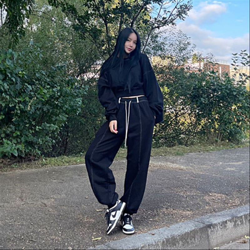 Kvinnors sportiga hemmakläder set med avslappnad hoodie och bekväma byxor Mirla-Eva Jonsson