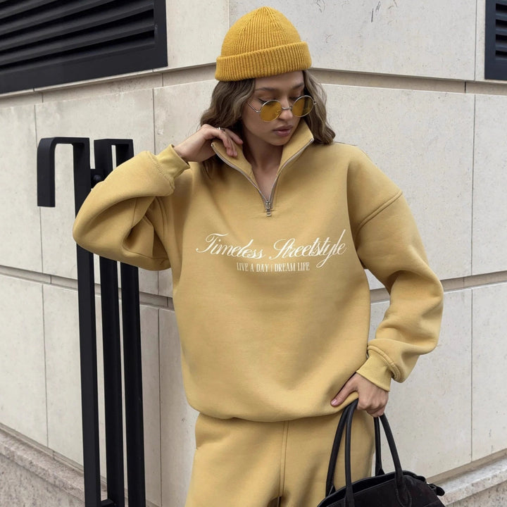 Kvinnors sportiga hoodie med ståkrage och dragkedja Mirla-Eva Jonsson