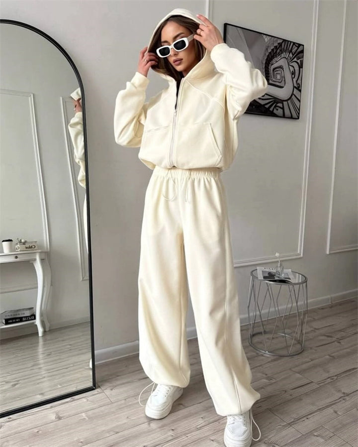 Kvinnors sportiga hoodie-set med modern dragkedja och praktiska fickor Mirla-Eva Jonsson