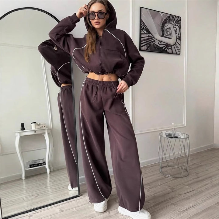 Kvinnors sportiga hoodie-set med modern dragkedja och praktiska fickor Mirla-Eva Jonsson