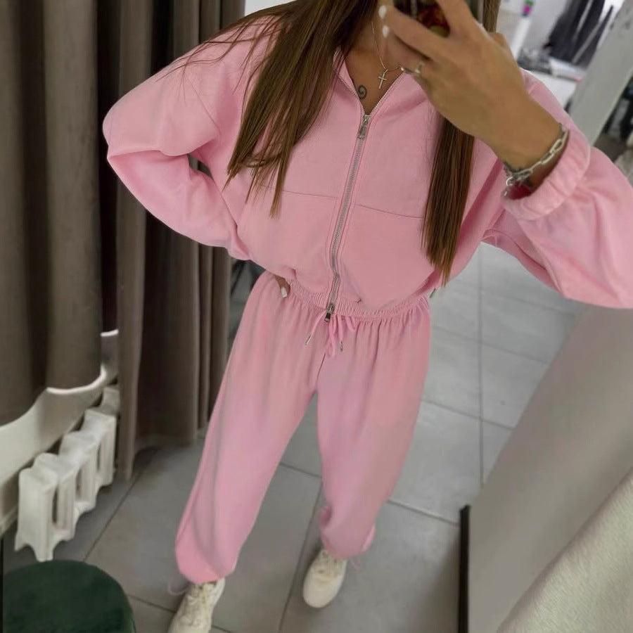 Kvinnors sportiga hoodieset med kort topp och bekväma joggers Mirla-Eva Jonsson