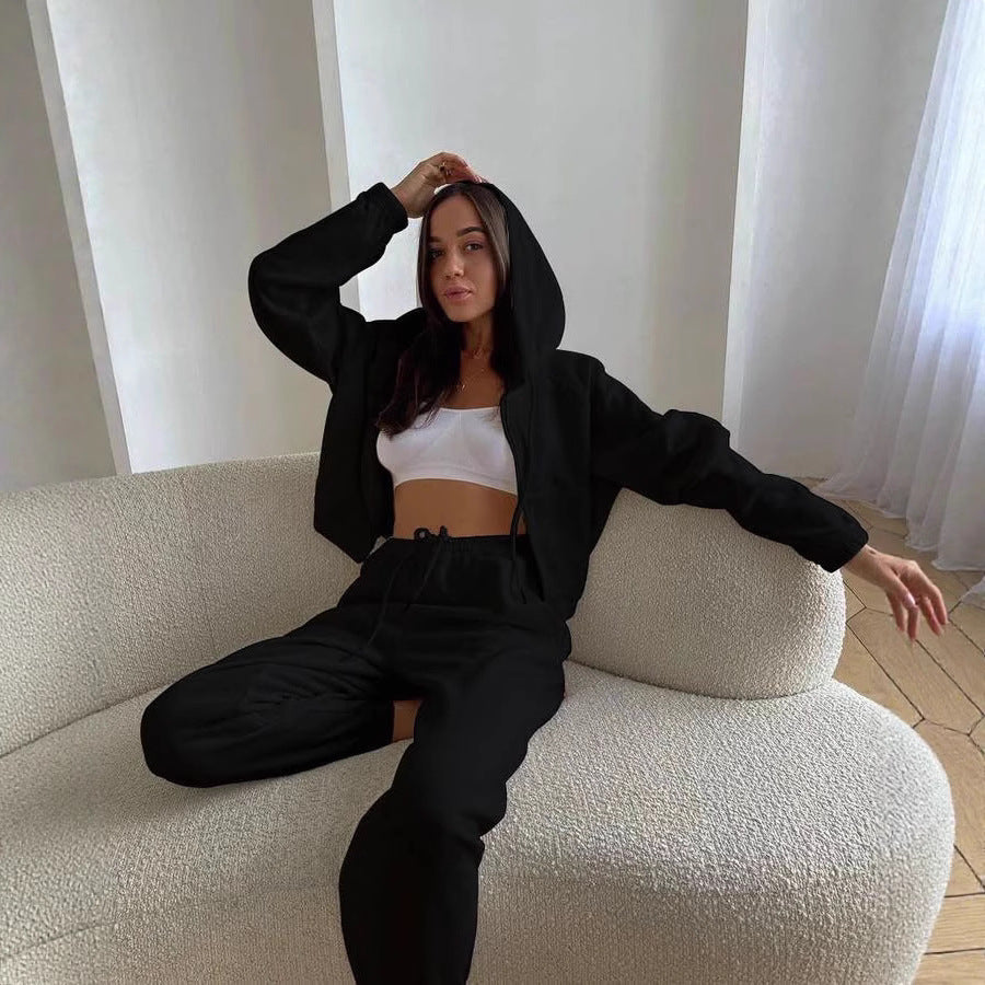 Kvinnors sportiga hoodieset med kort topp och bekväma joggers Mirla-Eva Jonsson