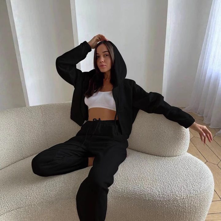 Kvinnors sportiga hoodieset med kort topp och bekväma joggers Mirla-Eva Jonsson