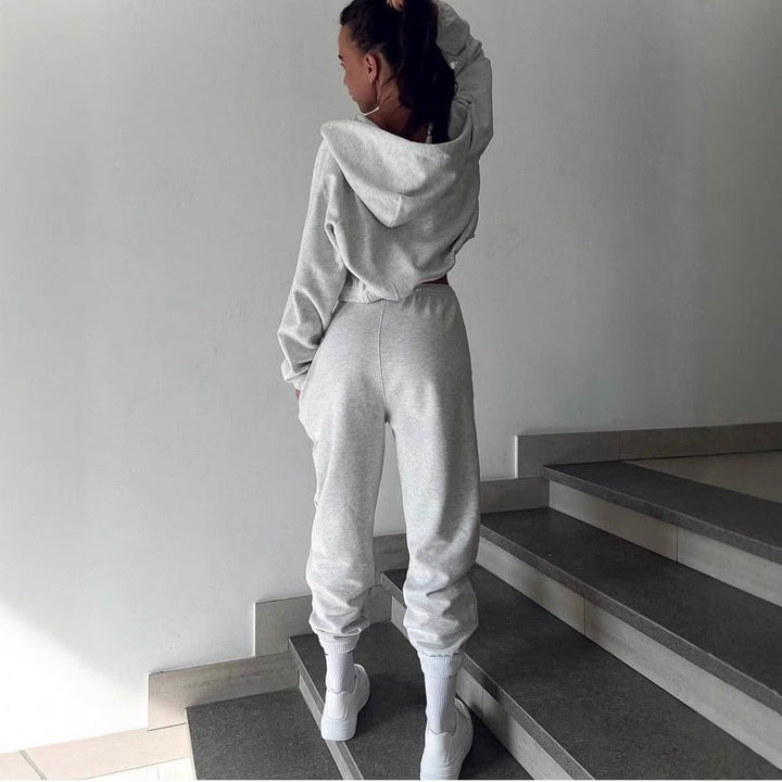 Kvinnors sportiga hoodieset med kort topp och bekväma joggers Mirla-Eva Jonsson