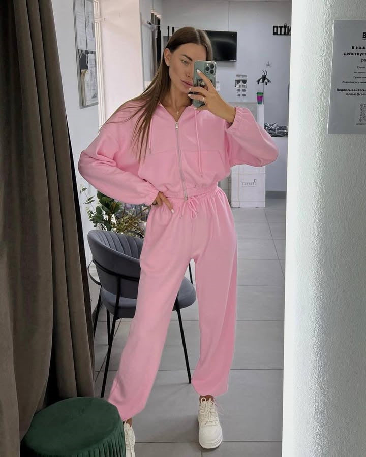 Kvinnors sportiga hoodieset med kort topp och bekväma joggers Mirla-Eva Jonsson