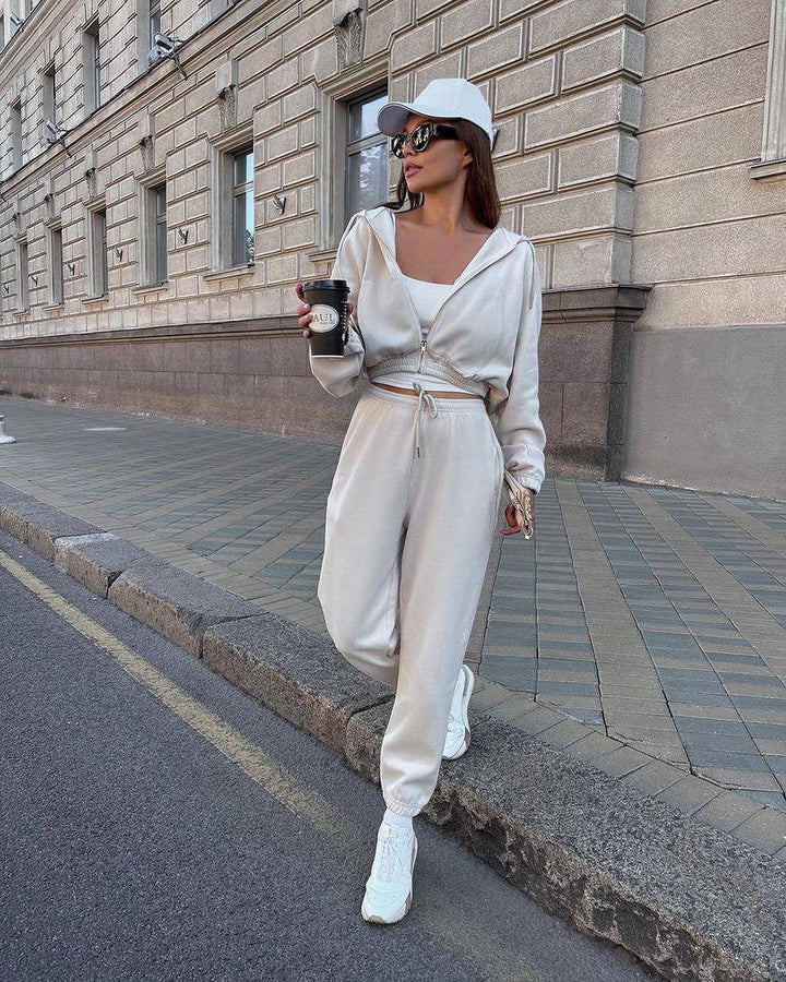 Kvinnors sportiga hoodieset med kort topp och bekväma joggers Mirla-Eva Jonsson