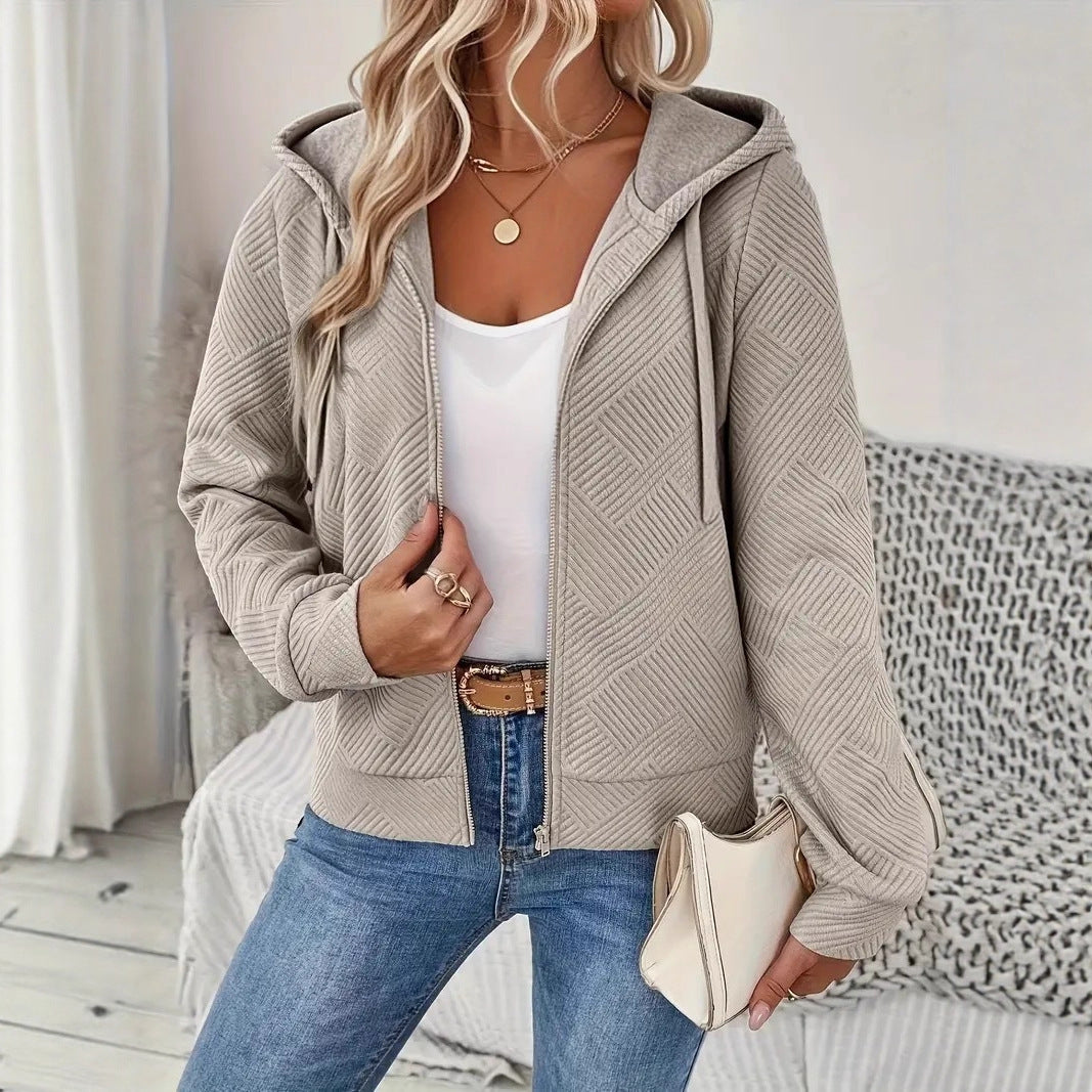 Kvinnors sportiga huvjacka med strukturerad design och praktiska fickor Mirla-Eva Jonsson