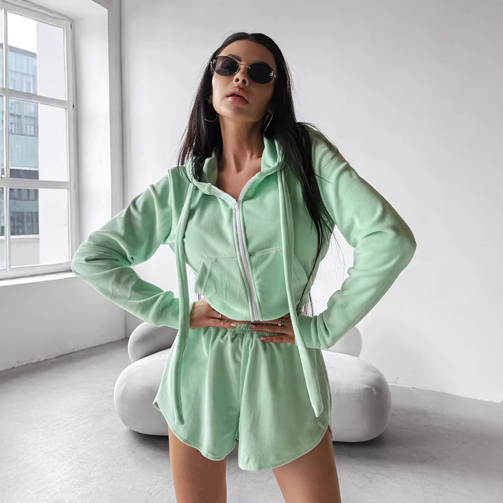 Kvinnors sportiga huvtröja och shorts set gjort av mjuk fleece med hög bärkomfort Mirla-Eva Jonsson