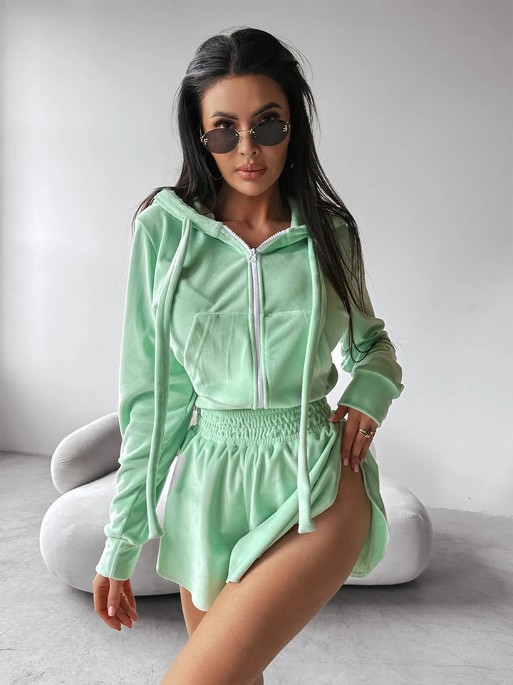 Kvinnors sportiga huvtröja och shorts set gjort av mjuk fleece med hög bärkomfort Mirla-Eva Jonsson