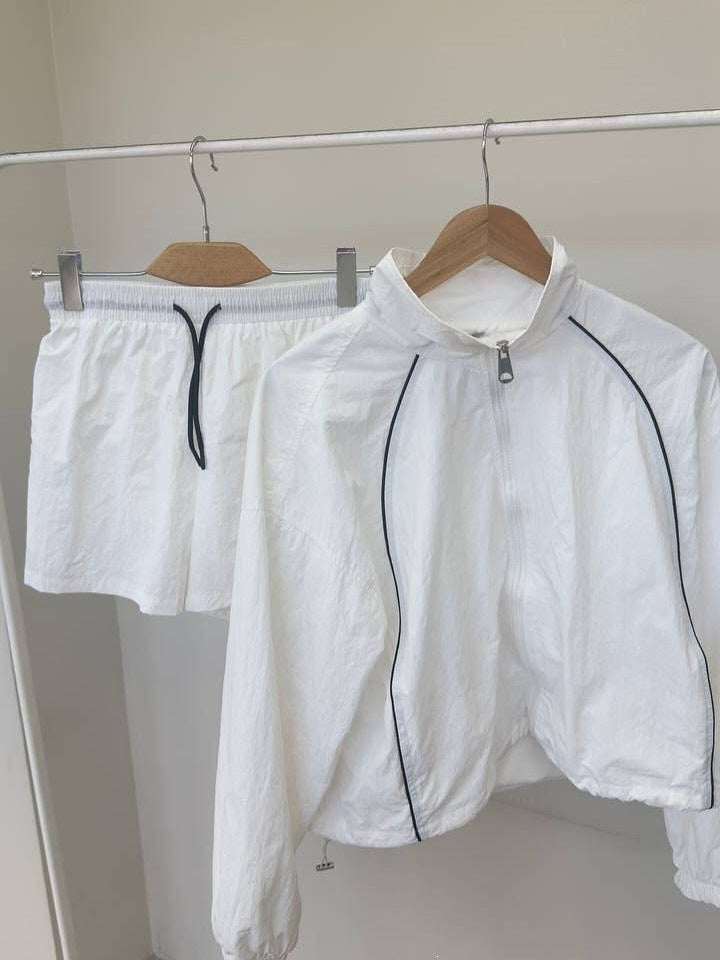 Kvinnors sportiga jacka och shortssats med hög krage Mirla-Eva Jonsson