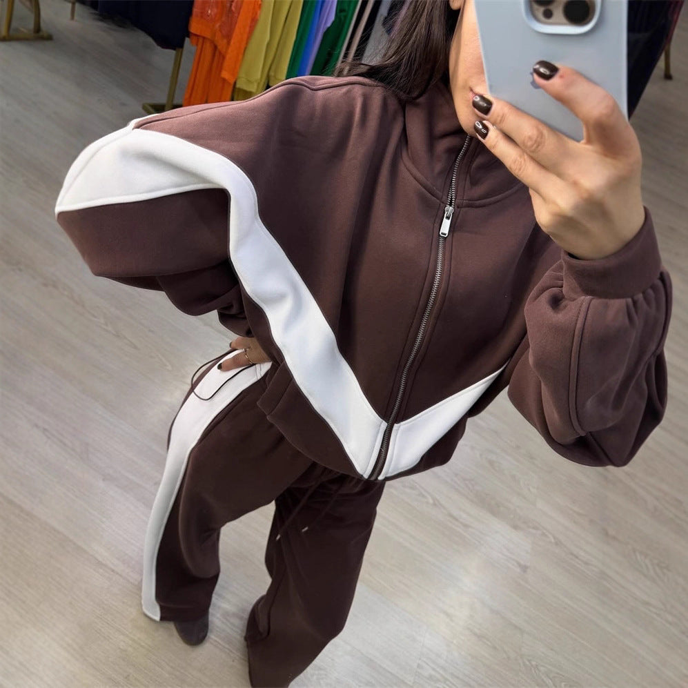 Kvinnors sportiga joggingset med hög krage och iögonfallande kontraststreck Mirla-Eva Jonsson