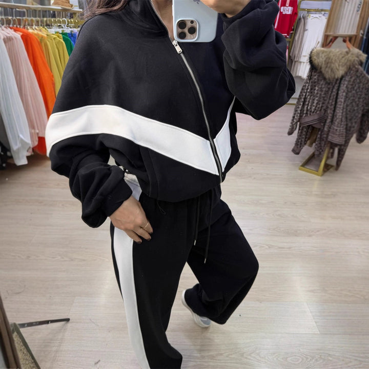 Kvinnors sportiga joggingset med hög krage och iögonfallande kontraststreck Mirla-Eva Jonsson
