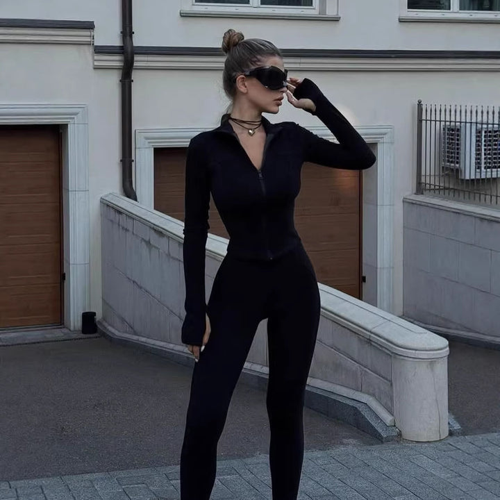 Kvinnors sportiga jumpsuit med hög stängning krage och praktisk dragkedja detalj Mirla-Eva Jonsson