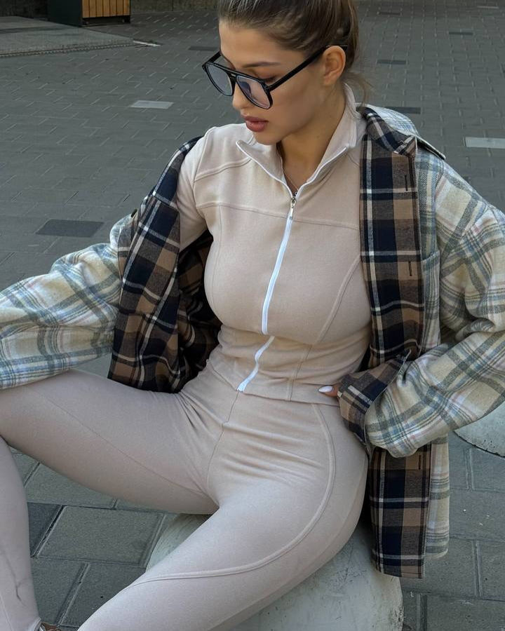 Kvinnors sportiga jumpsuit med hög stängning krage och praktisk dragkedja detalj Mirla-Eva Jonsson