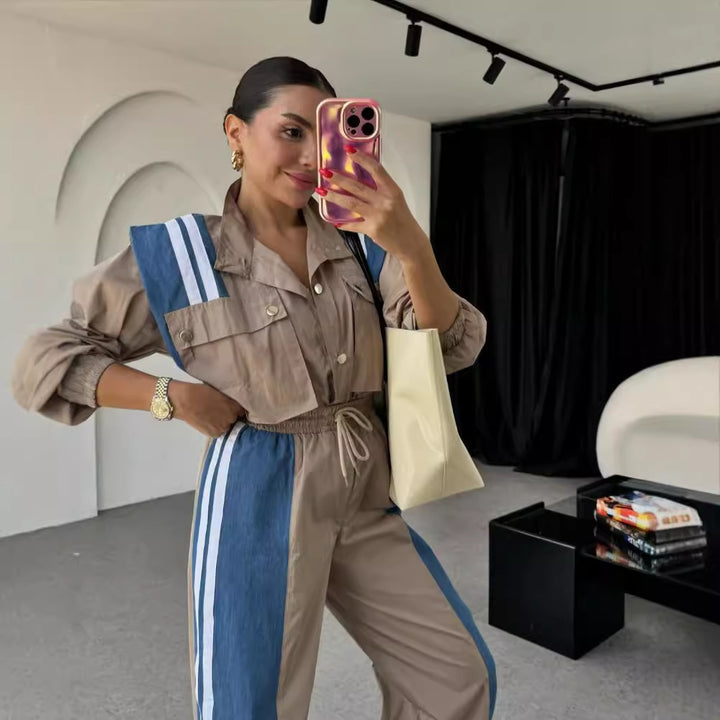 Kvinnors sportiga jumpsuit med sofistikerad dragsko midja och kontrasterande ränder Mirla-Eva Jonsson