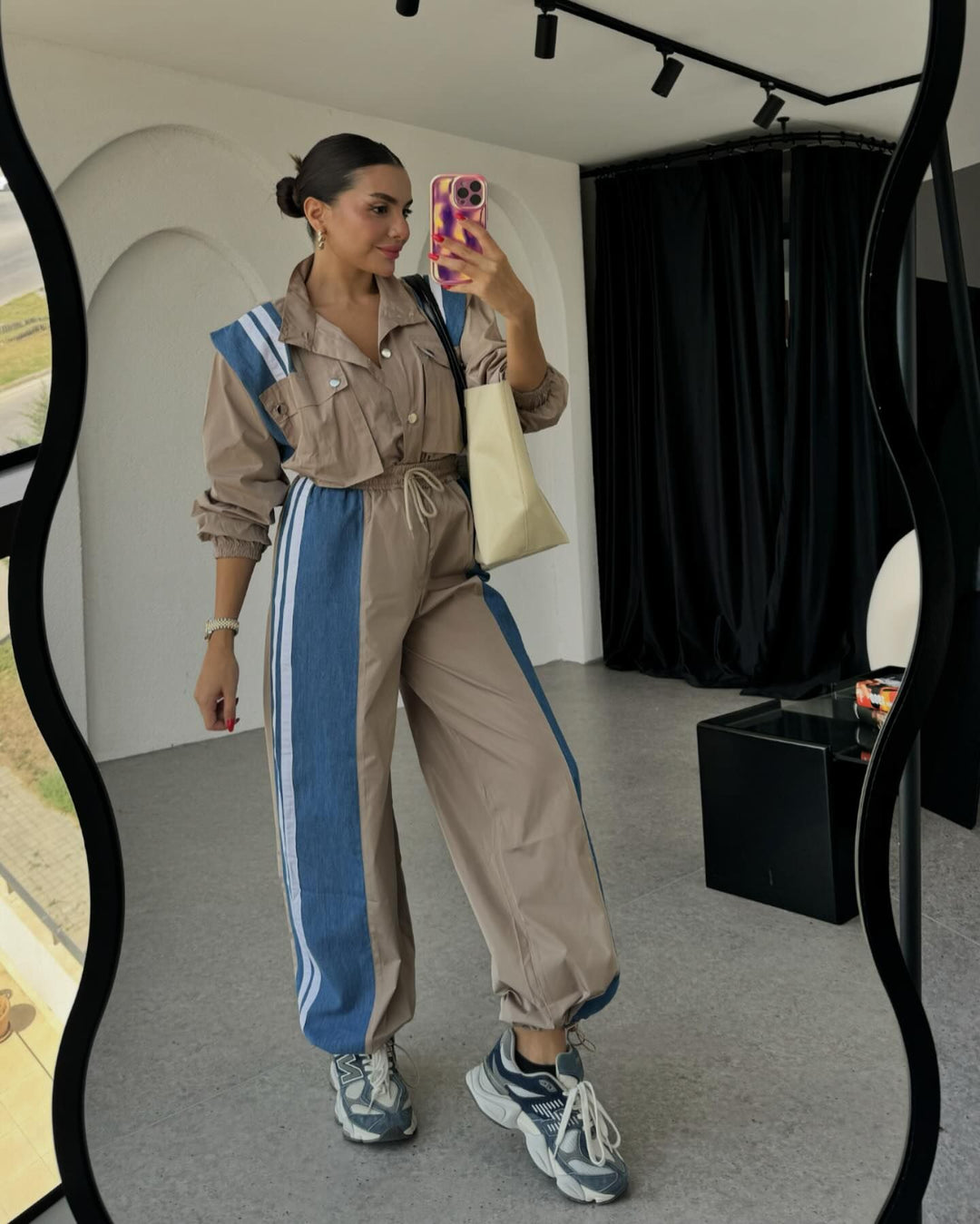 Kvinnors sportiga jumpsuit med sofistikerad dragsko midja och kontrasterande ränder Mirla-Eva Jonsson