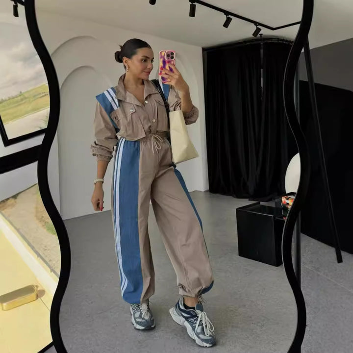 Kvinnors sportiga jumpsuit med sofistikerad dragsko midja och kontrasterande ränder Mirla-Eva Jonsson